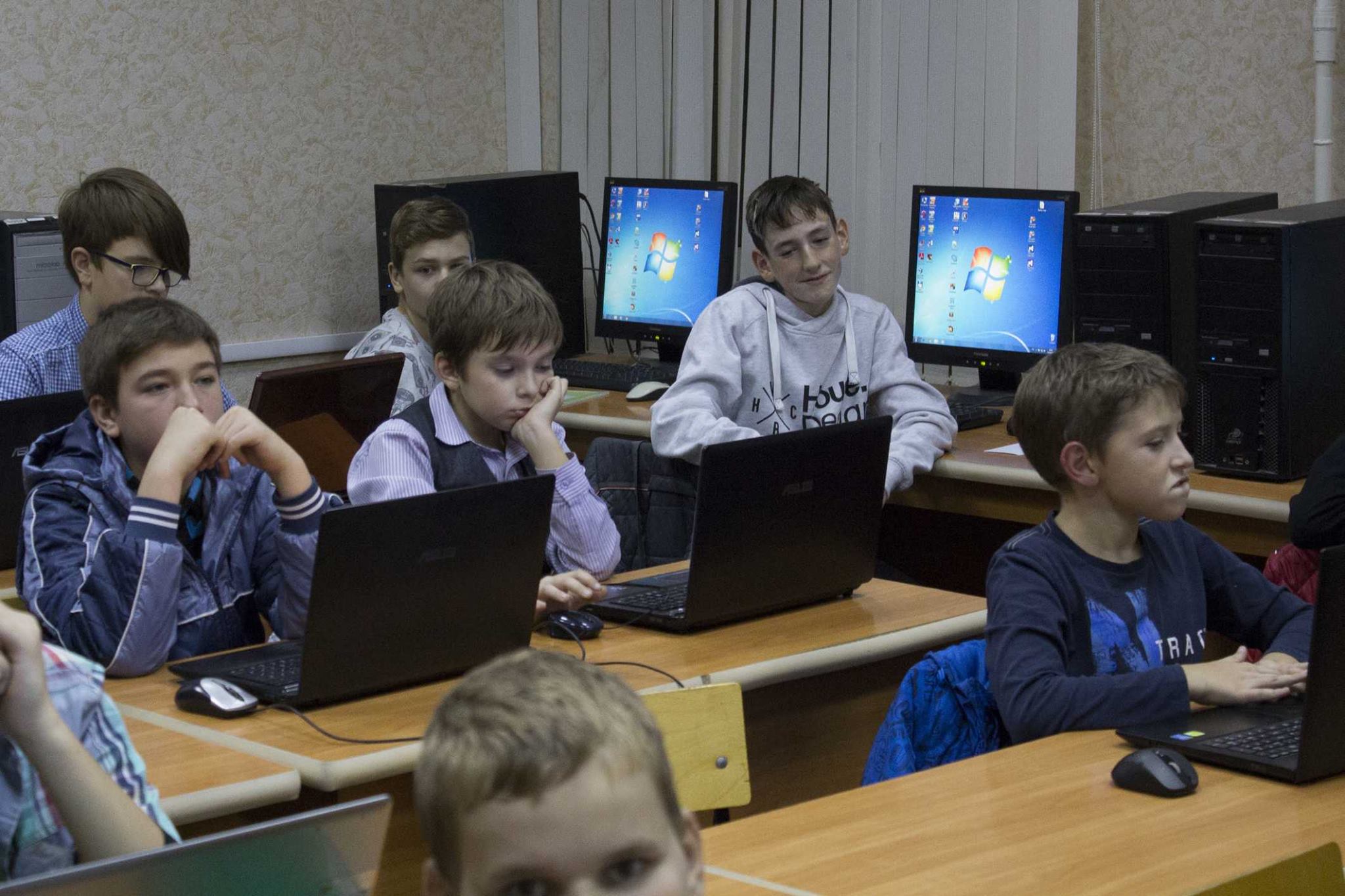 Российская школа информатика. Компьютер в школе. Дети за компьютером в школе. Школьники за компьютером в школе. Компьютер для школьника.